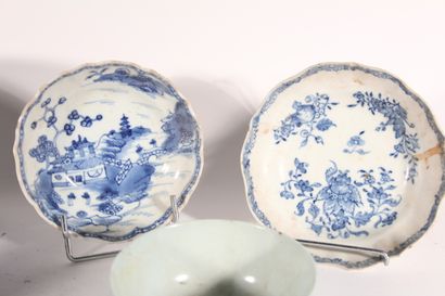 null Porcelain set with blue-white decoration comprising : 

- two saucers, one decorated...