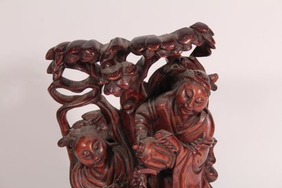 null Groupe en bois exotique sculpté figurant des personnages dans un décor feuillagé

Chine,...