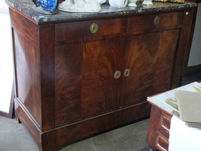 null Mahogany veneer buffet with two doors and one drawer, grey marble top

Late...