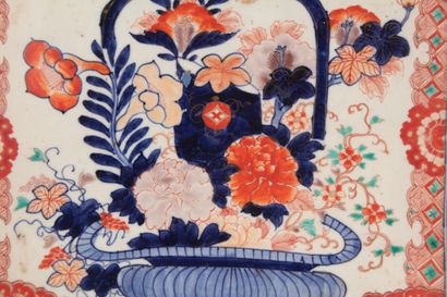 null Grand plat octogonal en porcelaine Imari à décor central d'un vase fleuri

Japon,...