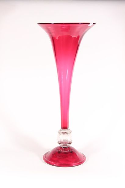 null Grand vase cornet en verre soufflé et teinté

XIXème siècle

H.: 58 cm
