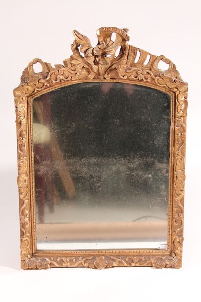 null One glass with an openwork gilded frame decorated with foliage and shells

XVIII/XIXth...