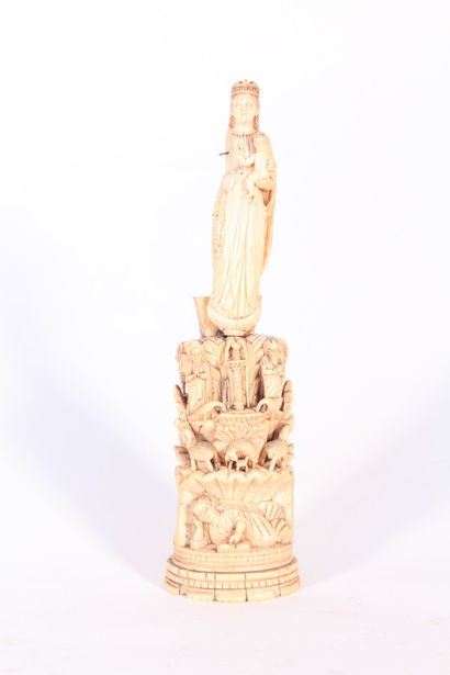 null Sujets en ivoire sculpté figurant une Vierge à l'enfant 

H. : 24,5 cm

(Accidents)

On...