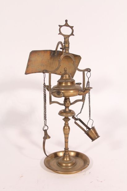 null Lampe à huile florentine en bronze à trois becs 

XIXème siècle

H.: 35 cm

On...