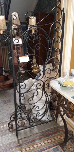 null Wrought-iron entrance gate with scroll decoration

Early 20th century

H.: 200...