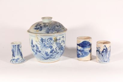 null Blue-white porcelain set comprising : 

- a covered pot decorated with flowers...
