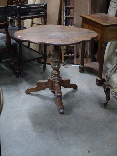 null Pedestal table in walnut, violin top, tripod base, turned wooden shaft.

nineteenth...