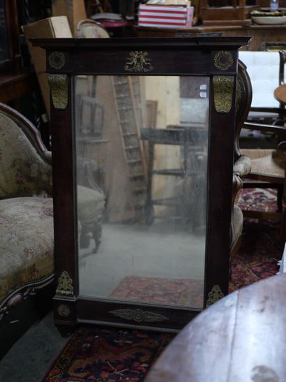 null Miroir cadre en acajou, ornementations de bronze

Époque Empire

116 x 78 cm

(Accidents...