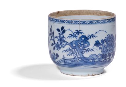 null Brush pot with blue-white landscape decoration 

H. 10 cm

China, 19th century

(Crack...