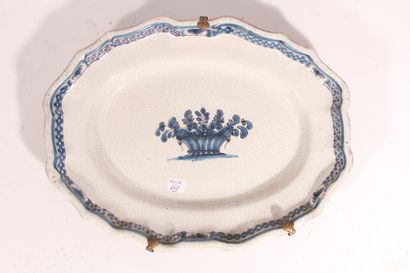 null Deux plats ovale en faïence régionale du XVIIIème siècle, décor en camaïeu bleu...