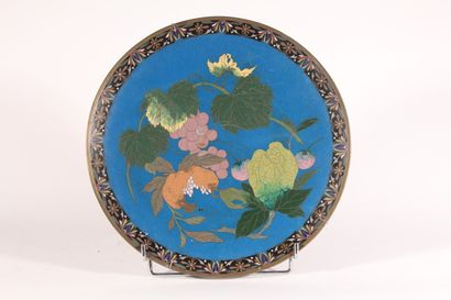 null Plat rond à décor cloisonné de fruits sur fond bleu

Japon, Circa 1900

D.:...