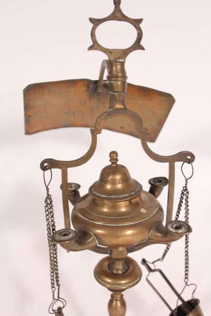 null Lampe à huile florentine en bronze à trois becs 

XIXème siècle

H.: 35 cm

On...