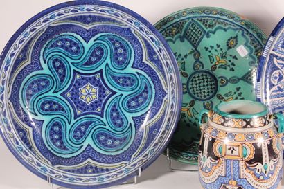 null Trois plats en céramique à décor géométrique

Afrique du Nord, XXème siècle

D.:...