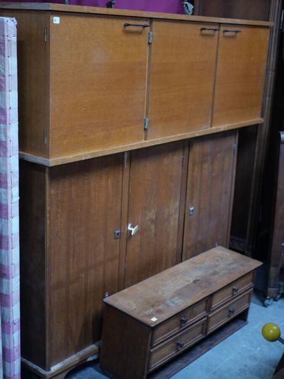 null Oak stained sideboard, opening with three leaves 

Circa 1960

It includes a...