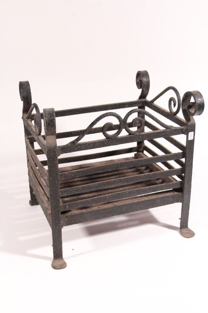 null Casier à bûches en fer forgé à décor d'enroulements

XIXème siècle

H.: 43 cm,...