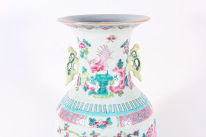 null Vase de forme balustre en porcelaine à décor polychrome de pivoines et coqs

Chine,...
