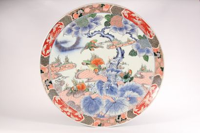 null Grand plat rond en porcelaine polychrome à décor d'oiseaux et végétaux

Japon,...