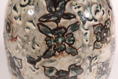 null Enamelled stoneware covered pot with stylised flower decoration

Asia, 20th...