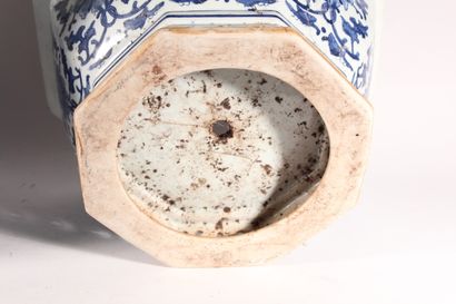 null Bassin en porcelaine à décor bleu blanc d'oiseaux et nénuphars

Chine, XXème...