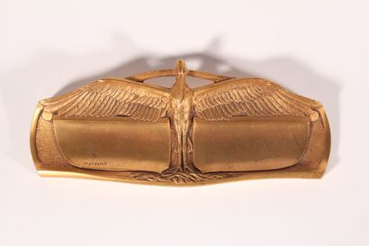 null D'après FRÉCOURT

Plumier en bronze doré à décor d'une cigogne aux ailes déployées

Début...