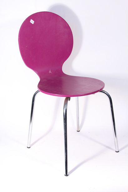 null Deux chaises "Fourmi" en bois laqué, piétement en métal chromé

Circa 1970

On...