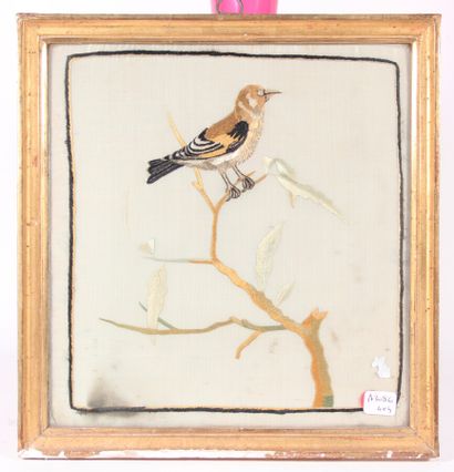 null Oiseau branché

Broderie de soie, dans un cadre en bois doré 

Fin XIXème siècle

26...