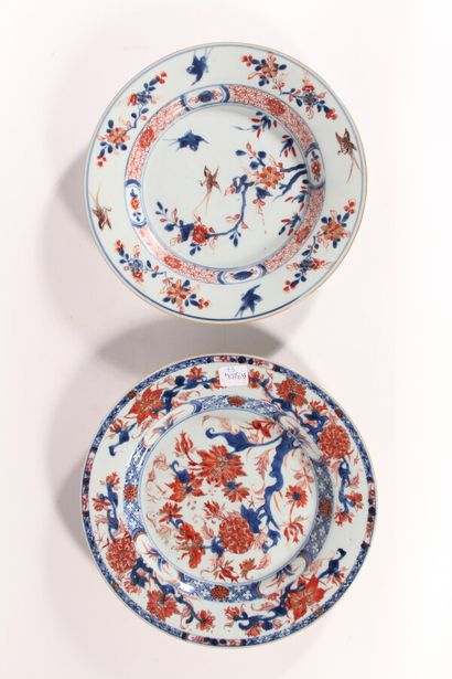 null Deux assiettes en porcelaine à décor Imari

Chine, XVIIIème/XIXème siècle

D.:...