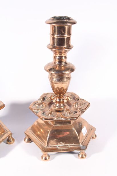 null Pair of bronze candleholders with angel decoration on a base with cut-off sides

nineteenth...