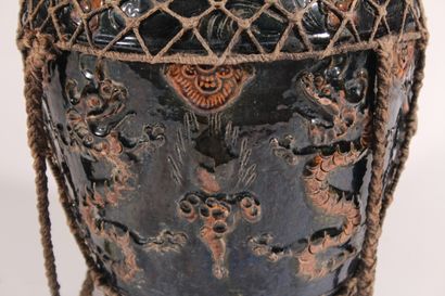 null Vase à anses en grès émaillé à décor en relief de dragons 

Chine du Sud, XXème...