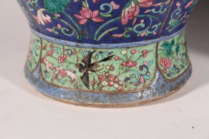 null 
Paire de vases en porcelaine à décor polychrome d'oiseaux et fleurs sur fond...