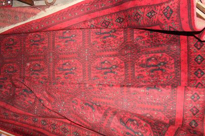 null Tapis laine mécanique décor géométrique, fond Bordeaux 

L. : 244 cm, L. : 350...