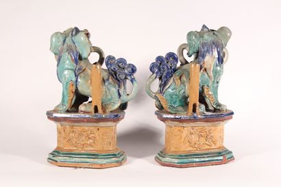 null Pair of Phô dogs in stoneware enamelled polychrome stoneware

China, 20th century

Height:...