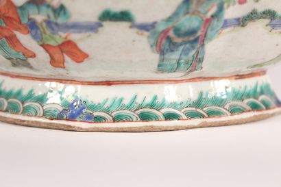 null Coupe sur talon de forme oblongue en porcelaine à décor polychrome de personnages

Chine,...