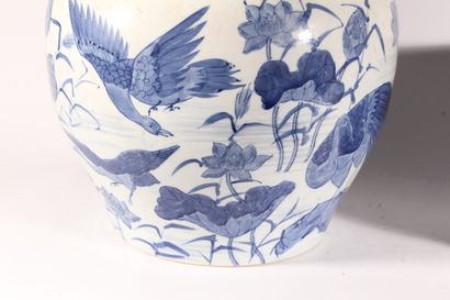 null Porcelain basin with blue-white decoration of birds and water lilies

China,...