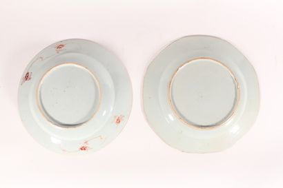null Deux assiettes en porcelaine à décor polychrome : fleurs dans le goût de la...