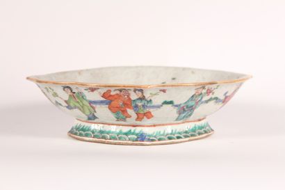 null Oblong heel cup in porcelain with polychrome decoration of characters

China,...
