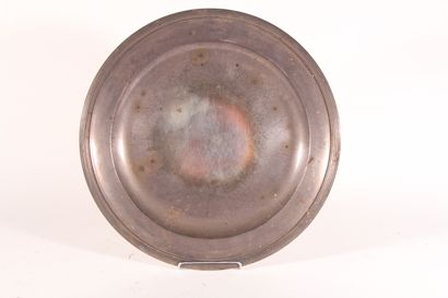 null Round silver filet dish with minerva punch, RL numbered on the wing

D.: 30...