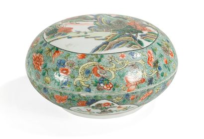 null Covered round box in porcelain of the Green Family

China, late 19th, early...