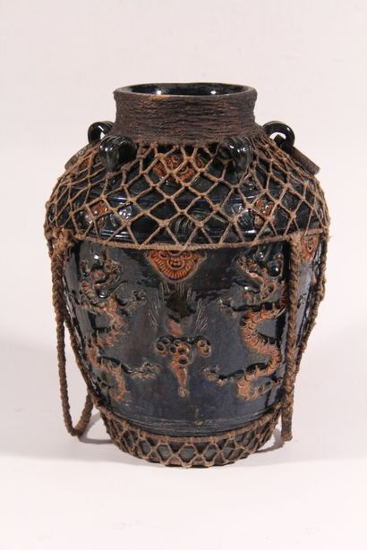 null Vase à anses en grès émaillé à décor en relief de dragons 

Chine du Sud, XXème...