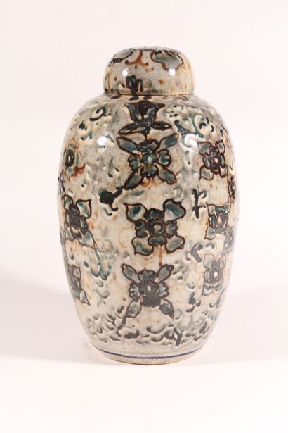 null Pot couvert en grès émaillé à décor de fleurs stylisées

Asie, XXème siècle

H.:...