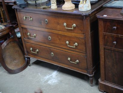 null Moulded walnut chest of drawers, fluted uprights, three drawers in front

Louis...
