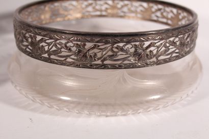 null Drageoir en cristal taillé 

Fin XIXème siècle

H.: 22,5 cm

On y joint une...