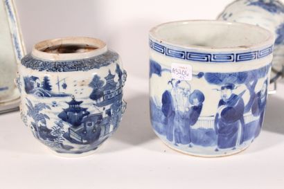 null Ensemble en porcelaine à décor bleu blanc comprenant : 

- deux soucoupes, l'une...
