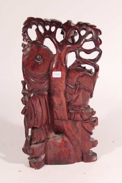 null Groupe en bois exotique sculpté figurant des personnages dans un décor feuillagé

Chine,...