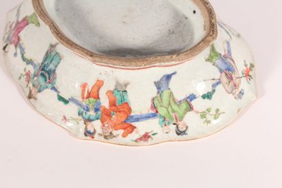 null Oblong heel cup in porcelain with polychrome decoration of characters

China,...