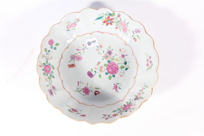 null Bowl with moving edges in porcelain of the Compagnie des Indes, pink family

China,...