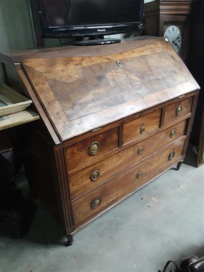 null Mahogany inlaid mahogany chest of drawers with inlaid decoration in an oval,...