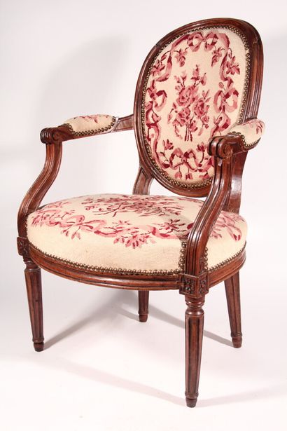 null Convertible armchair in carved wood, fluted base, tapestry trim with flower...