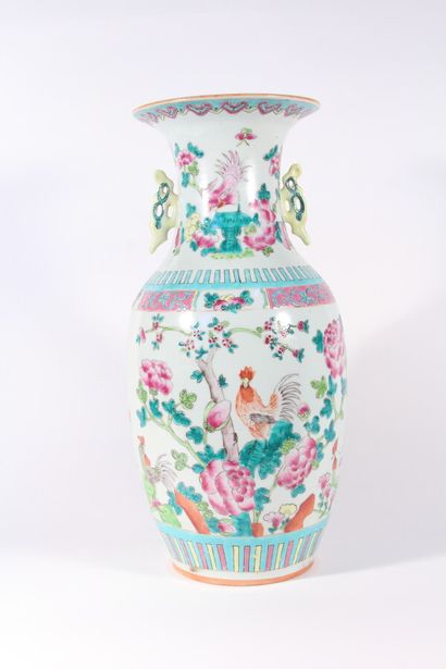 null Vase de forme balustre en porcelaine à décor polychrome de pivoines et coqs

Chine,...