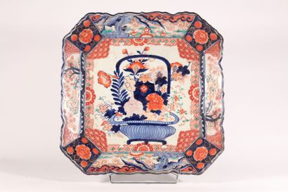 null Grand plat octogonal en porcelaine Imari à décor central d'un vase fleuri

Japon,...